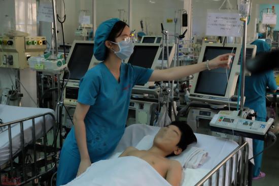 Em bé 12 tuổi bị khối u chèn tim phối, gây liệt chân ảnh 1